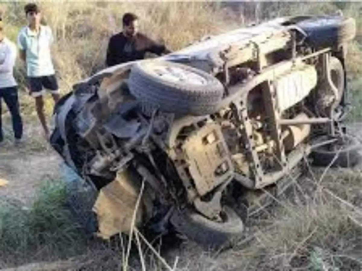 Ballia Accident : उत्तर प्रदेश के बलिया में सड़क हादसा, अनियंत्रित होकर कई बार पलटी कार; चार की मौत एक गंभीर रूप से घायल 
