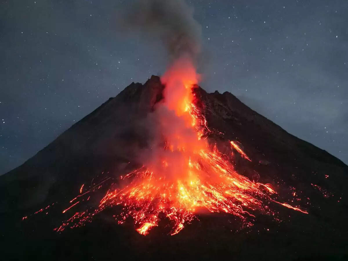 Volcano In Indonesia : फोटो खींचते समय 75 फीट गहरी पहाड़ी में गिरी महिला, मौत 