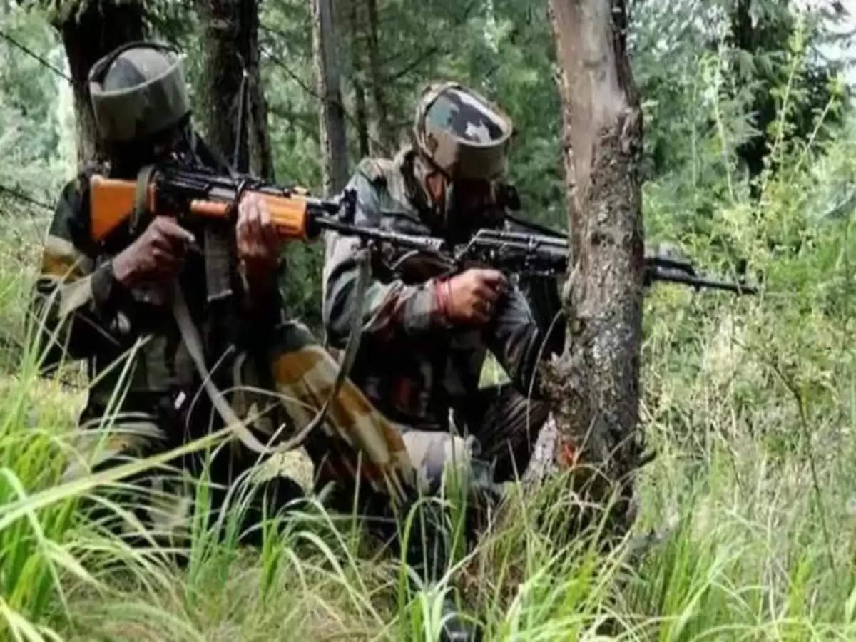 Jammu-Kashmir Encounter : कुलगाम मुठभेड़ में तीन आतंकी ढेर, आतंकवादियों और सुरक्षा बलों के बीच मुठभेड़ जारी