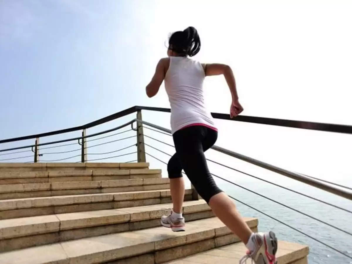 Benefits of Climbing Stairs : शरीर को पूरा दिन एक्टिव रखने और दुरुस्त रखने में सहायक है सीढ़ियां चढ़ना, जानिये इसके फायदे